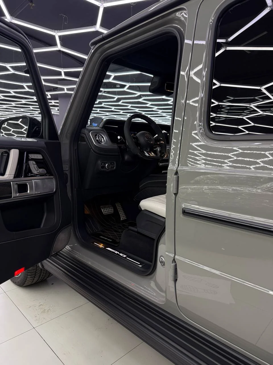Оклейка, бронирование и химчистка AMG: полная готовность снаружи и внутри