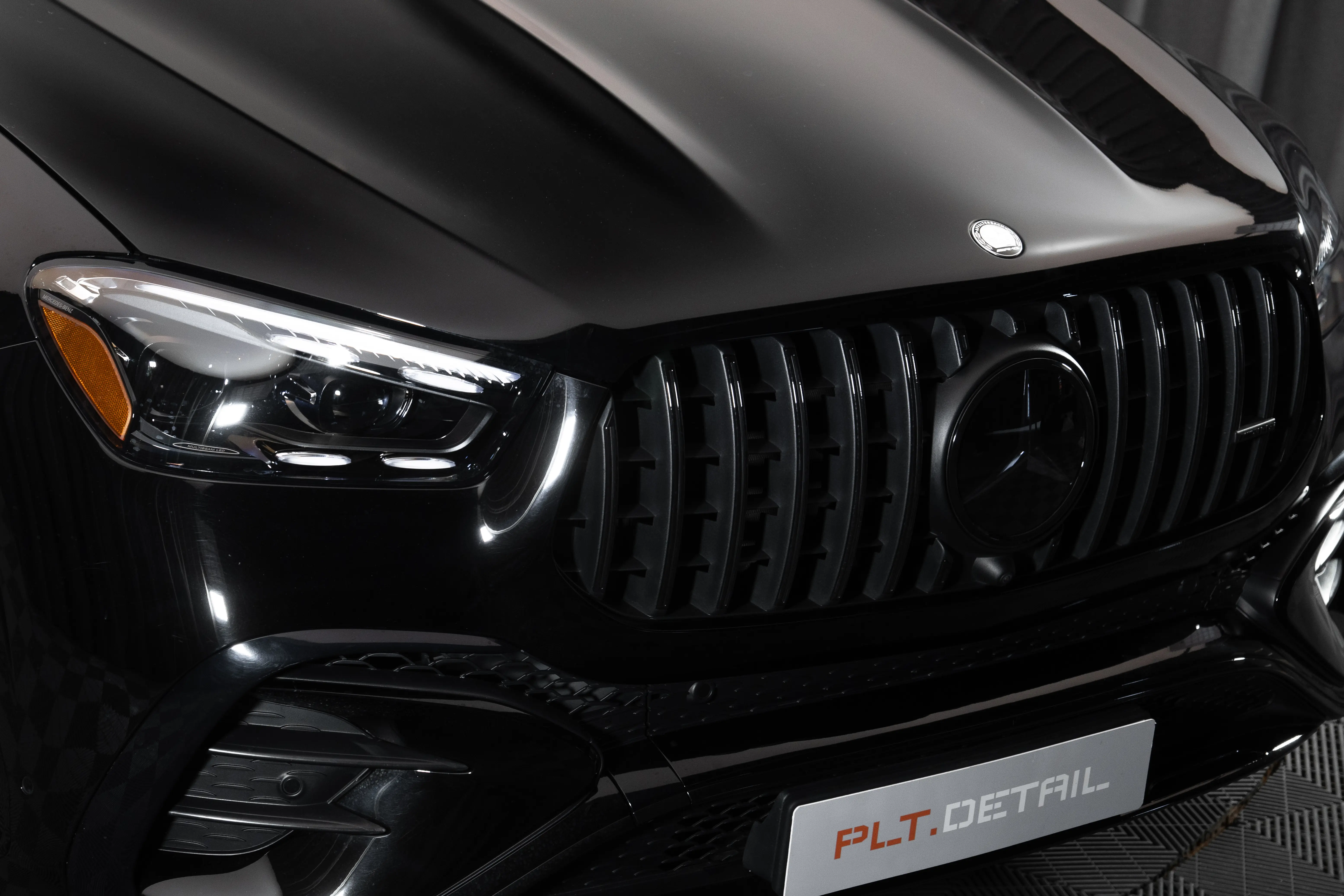 Оклейка Mercedes‑AMG GLE в глянцевую полиуретановую плёнку: <br/>мощь и блеск в одном решении