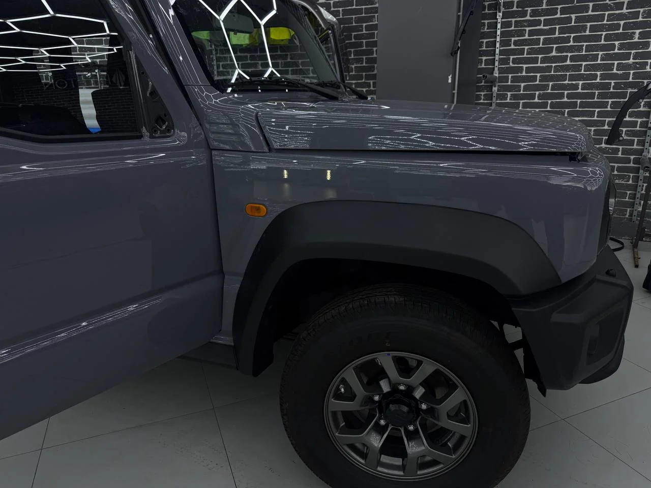 Смена цвета Suzuki Jimny в Nardo Grey: культовый внедорожник в культовом цвете
