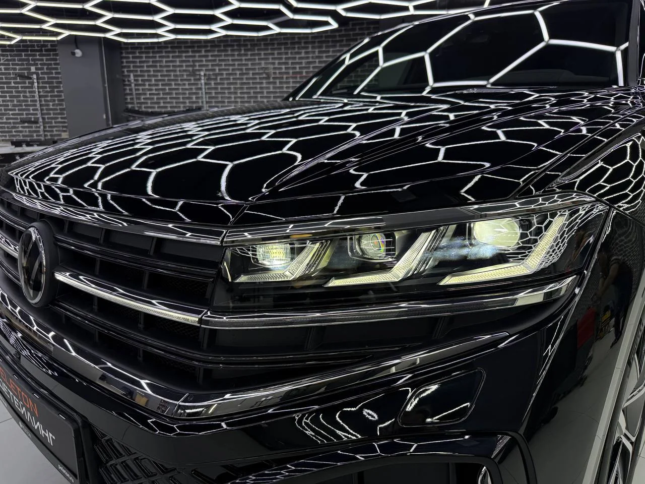 Оклейка Volkswagen Touareg в глянцевую полиуретановую плёнку 215 мкм: защита снаружи и внутри