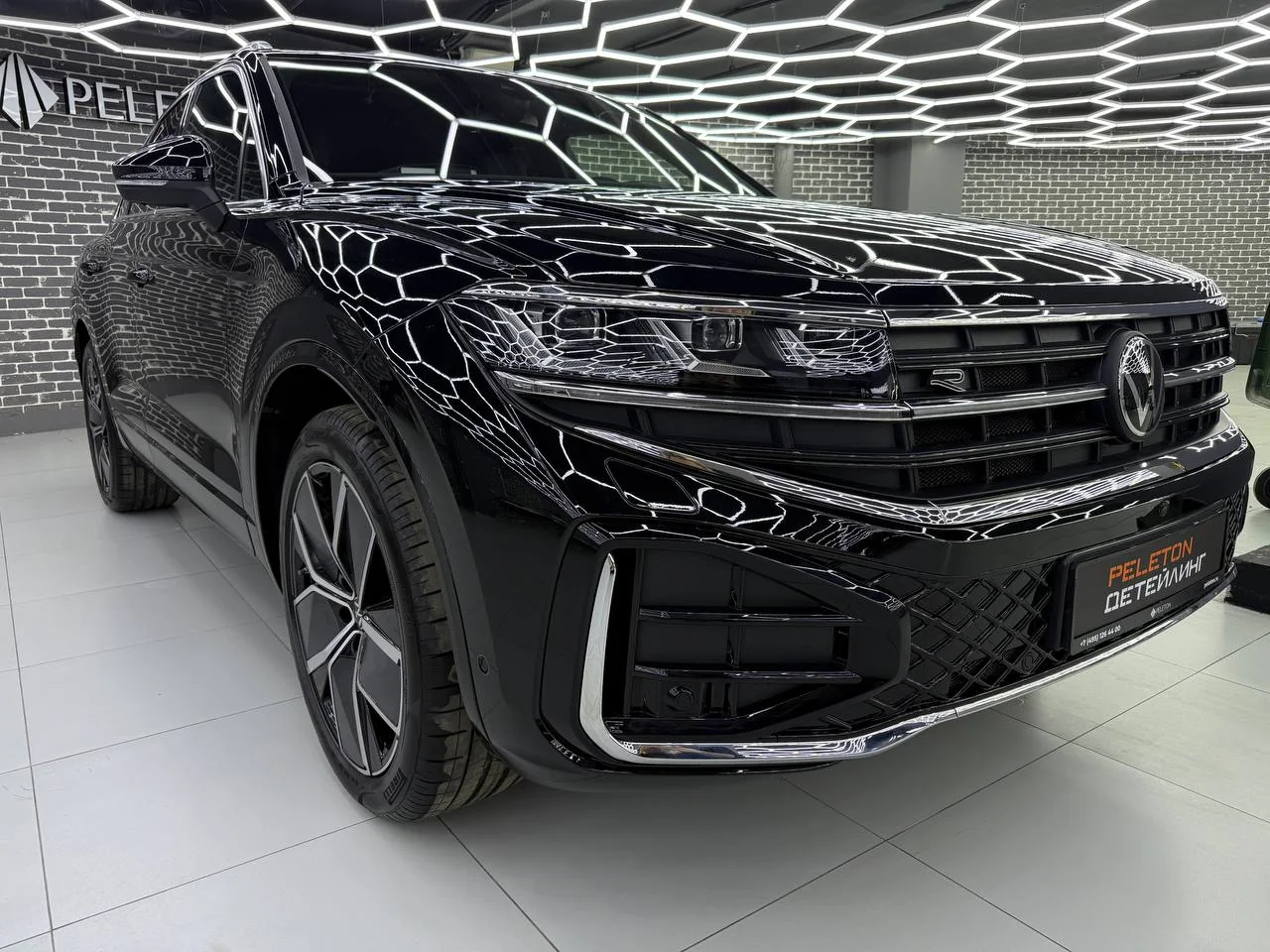 Оклейка Volkswagen Touareg в глянцевую полиуретановую плёнку 215 мкм: защита снаружи и внутри