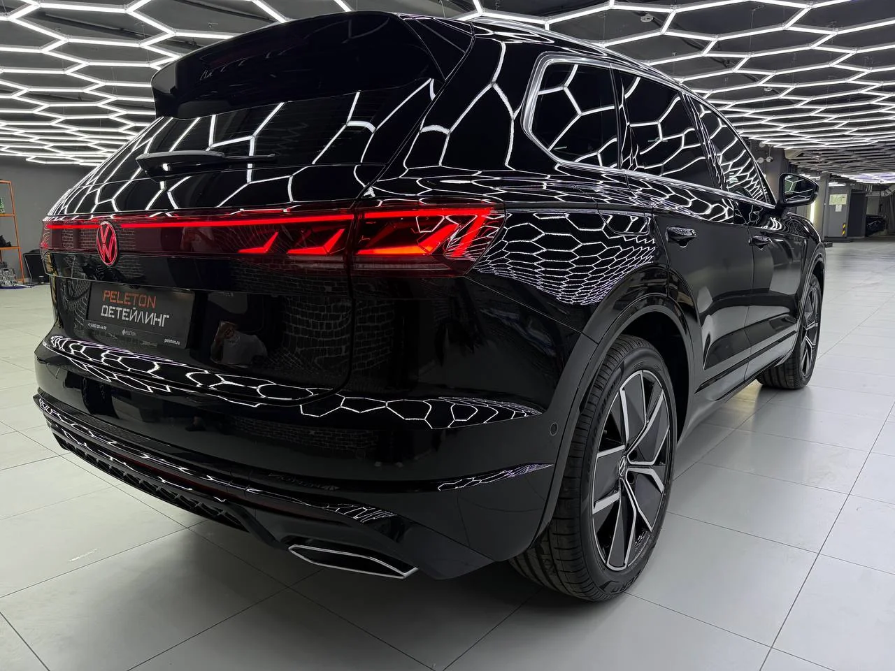 Оклейка Volkswagen Touareg в глянцевую полиуретановую плёнку 215 мкм: защита снаружи и внутри
