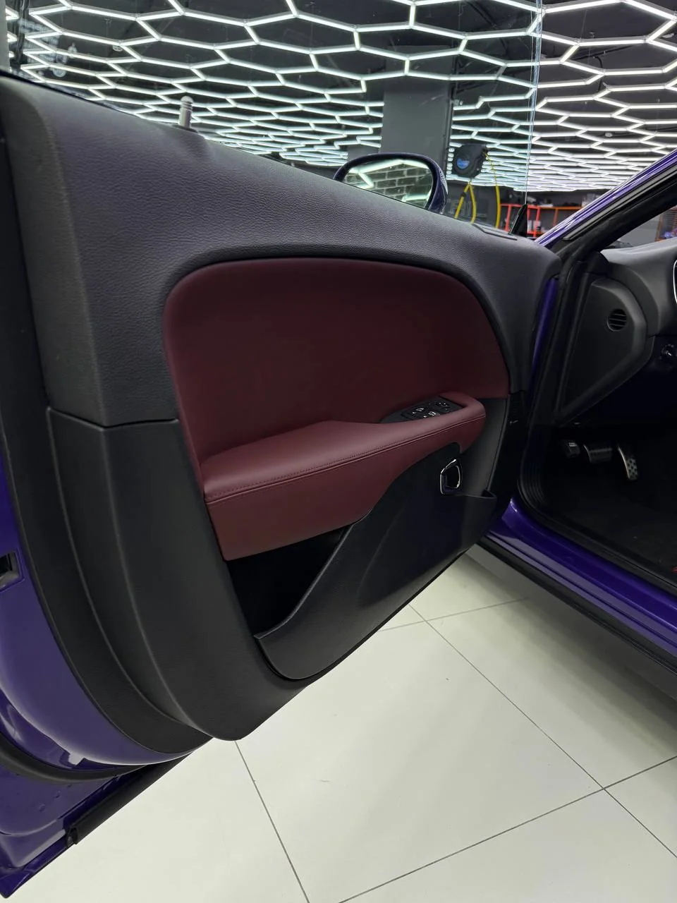 Полировка, керамика и перешив салона Dodge Challenger